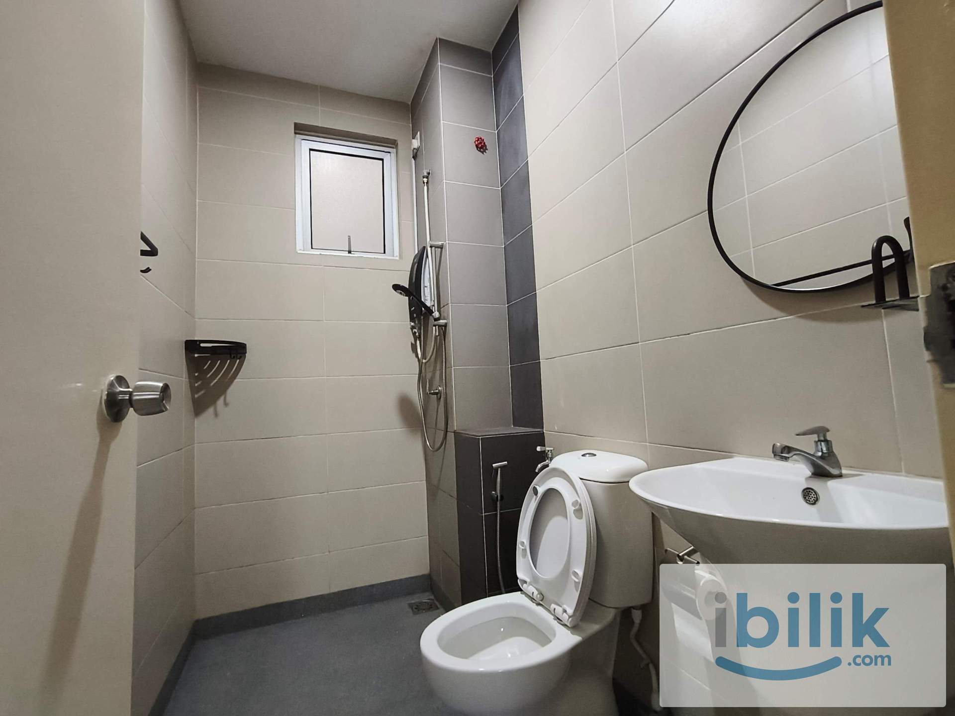 CIQ + 2nd Link - Medium Room FREE Aircond - Image 4