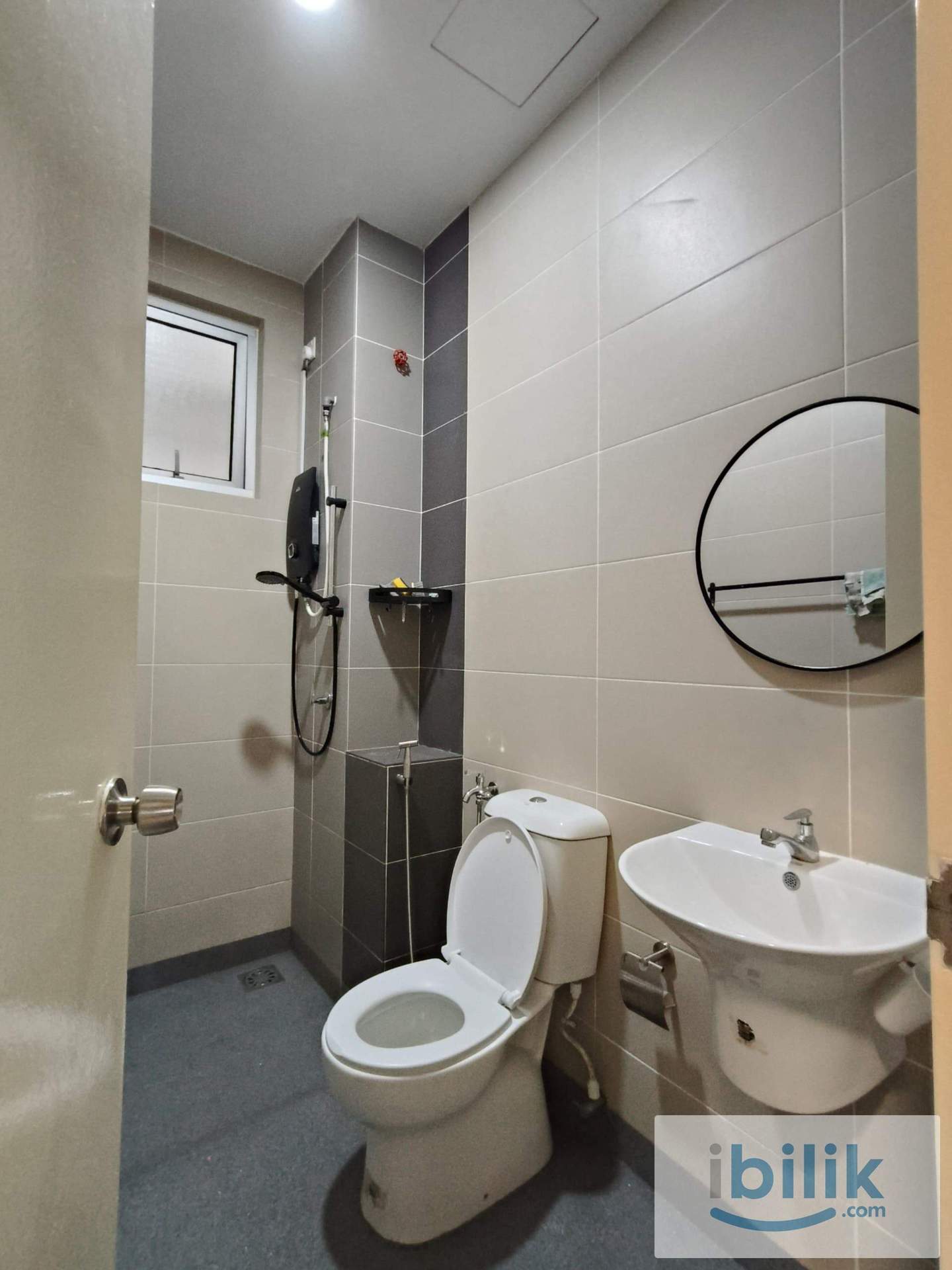 CIQ + 2nd Link - Medium Room FREE Aircond - Image 4