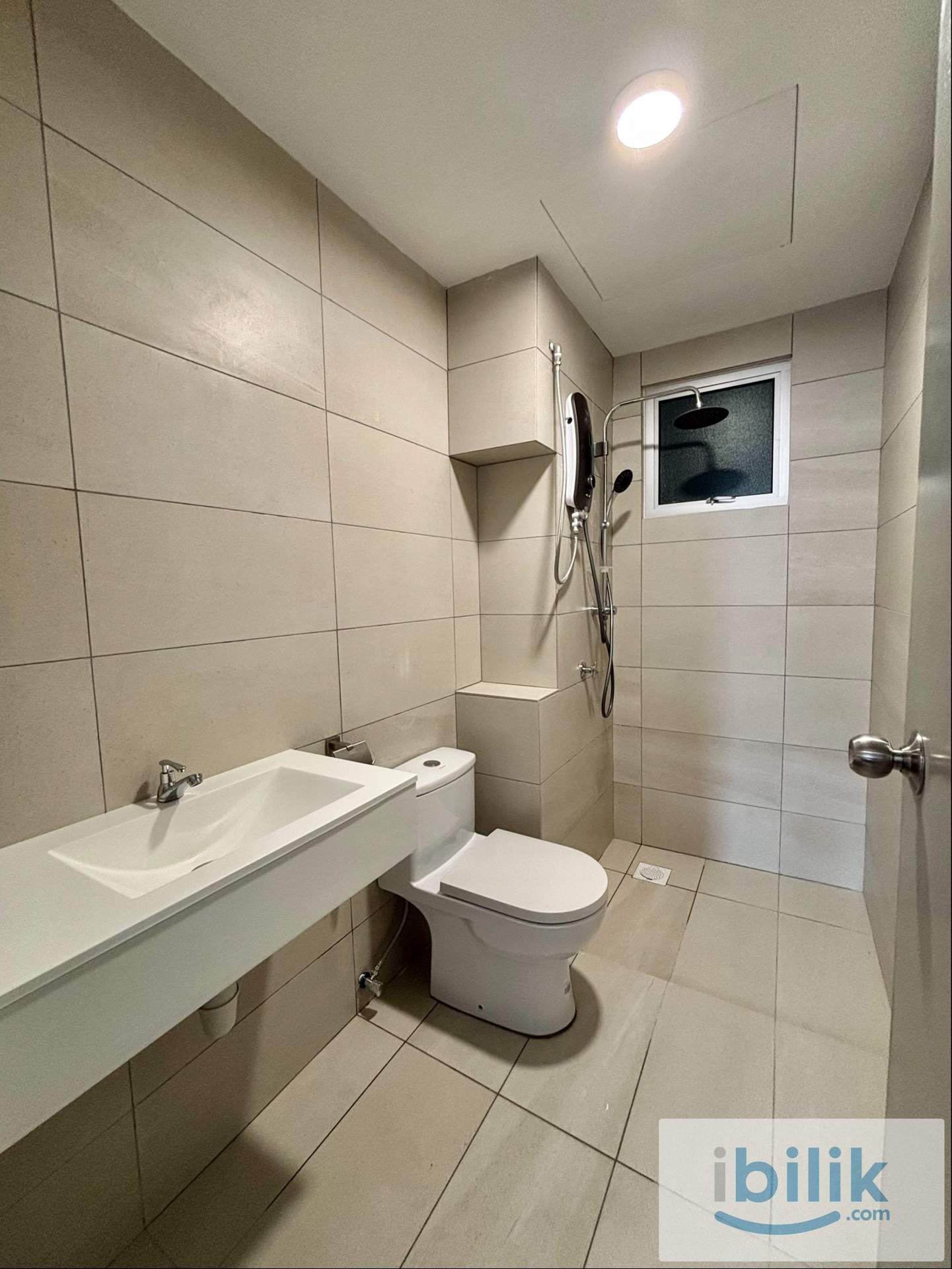 Middle Room - Image 6