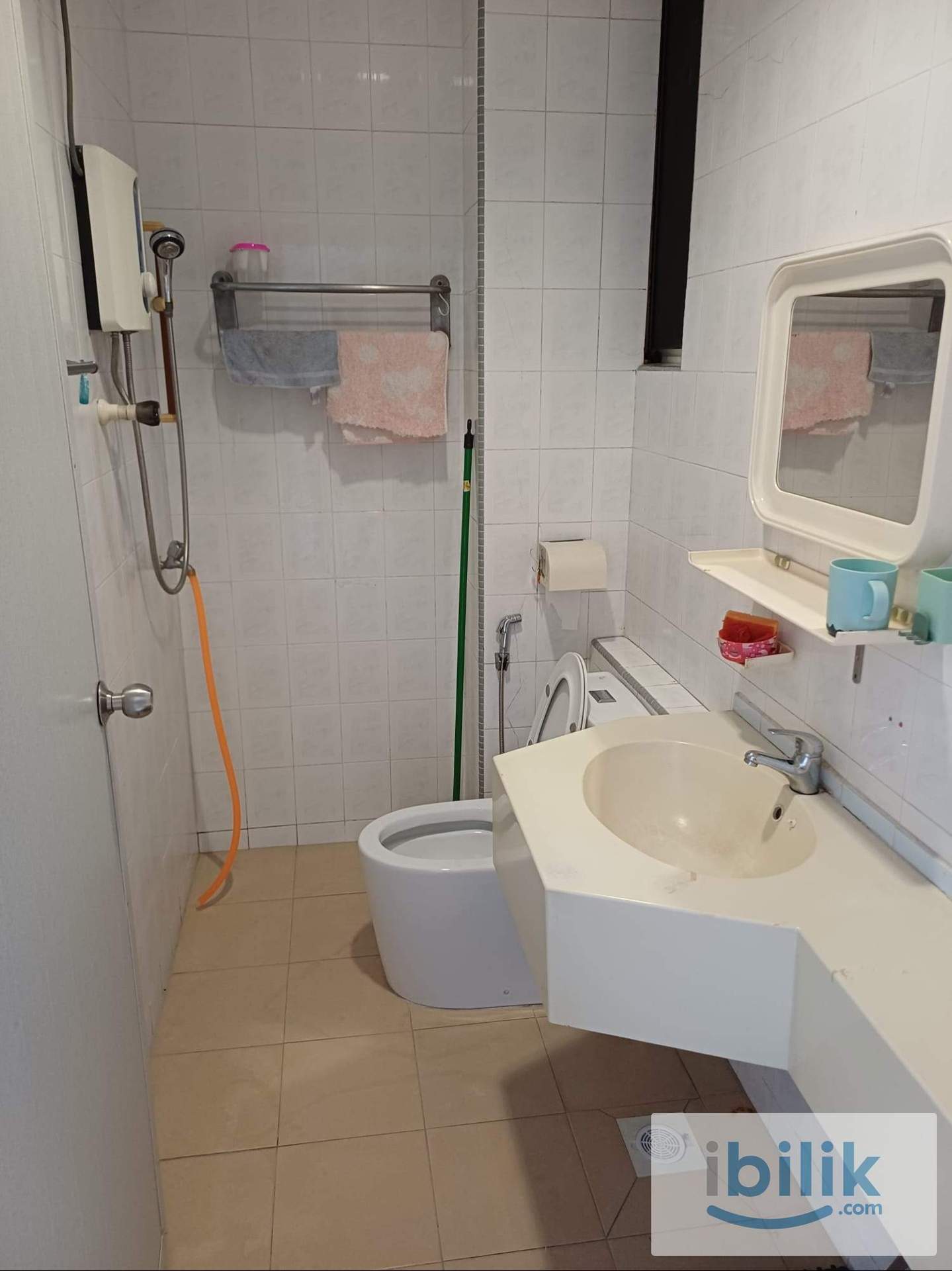 Stulang villa condominium room for rent (near CIQ Woodland) - Image 5