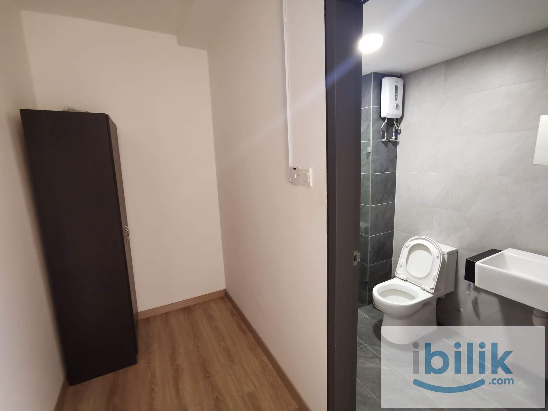 Emporis Soho - Master Room With Attached Bathroom - Fully Furnished - Image 4