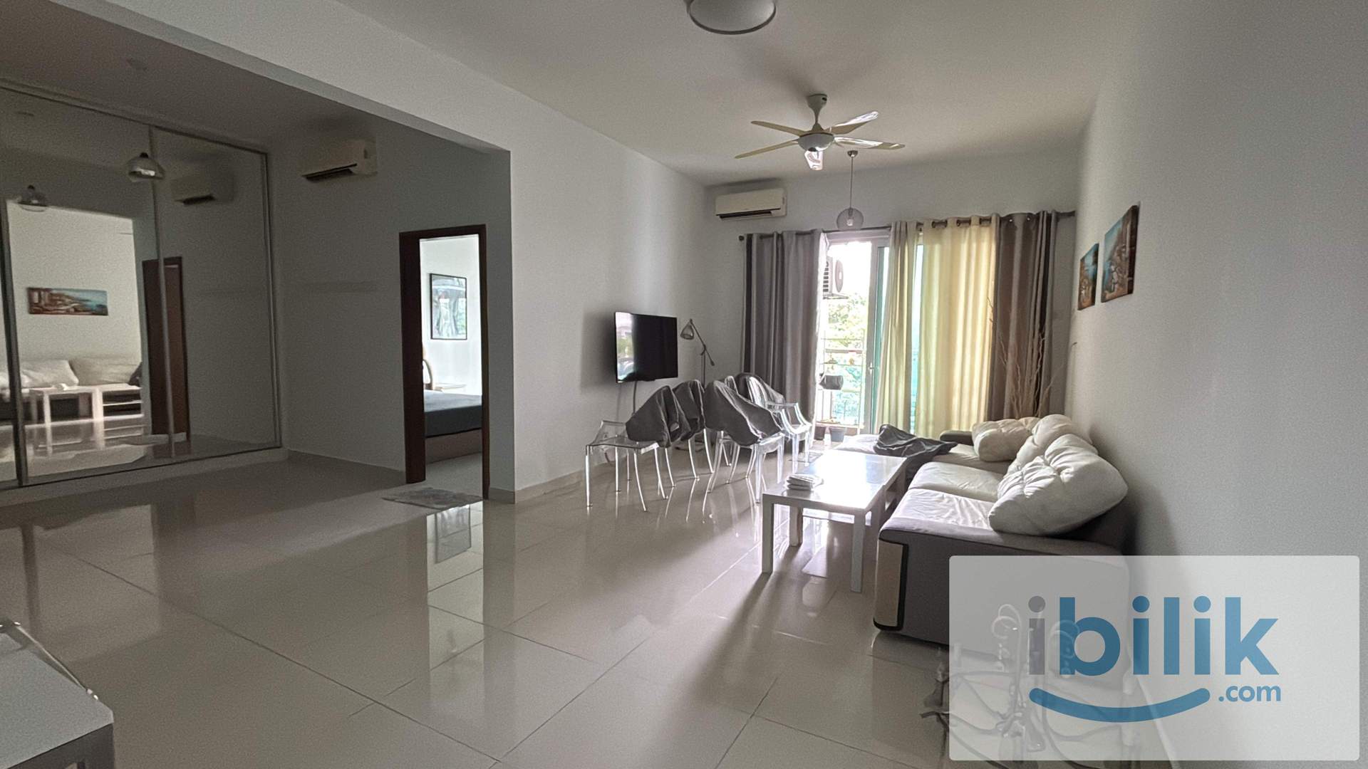 Master bedroom with en-suite bathroom - Image 4