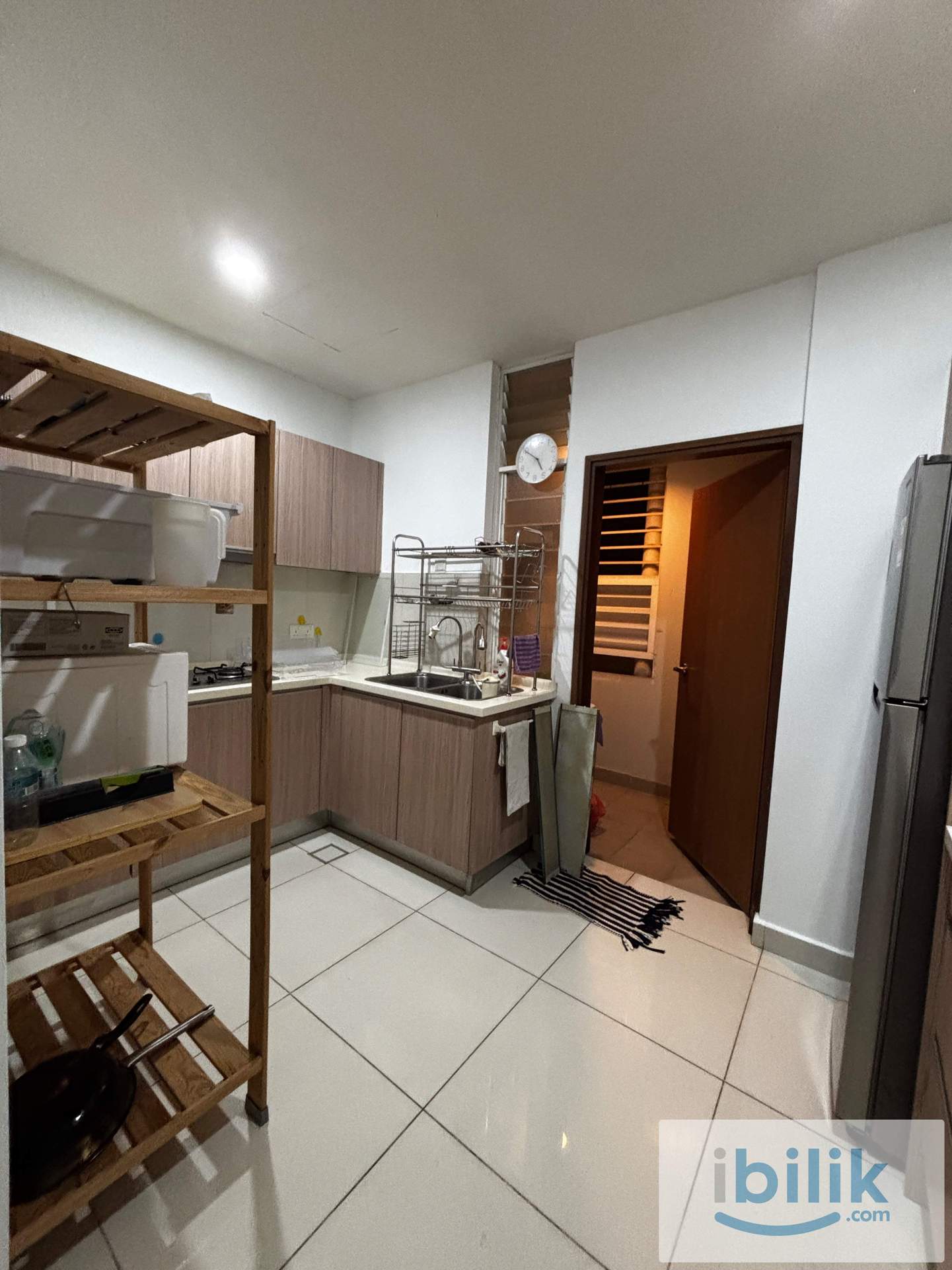 Master bedroom with en-suite bathroom - Image 6