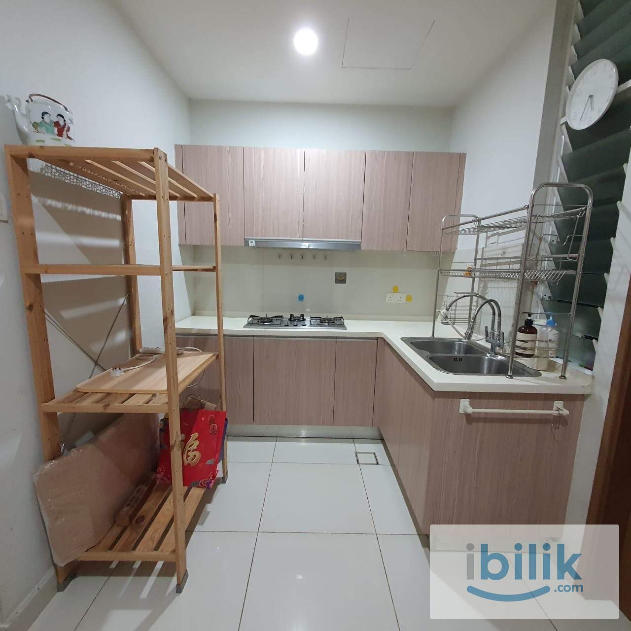 Master bedroom with en-suite bathroom - Image 8