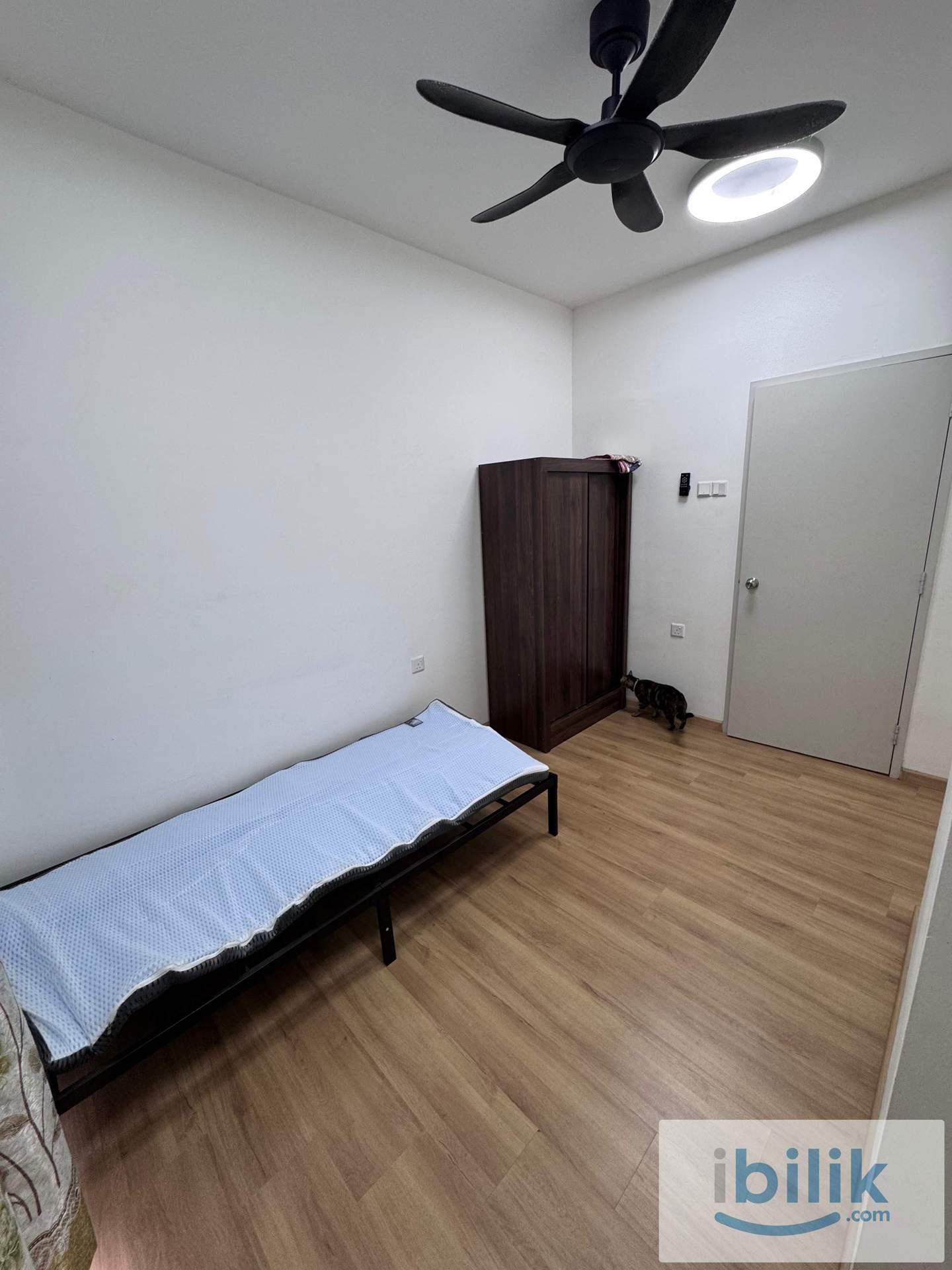Single Room with Private Room - Image 1