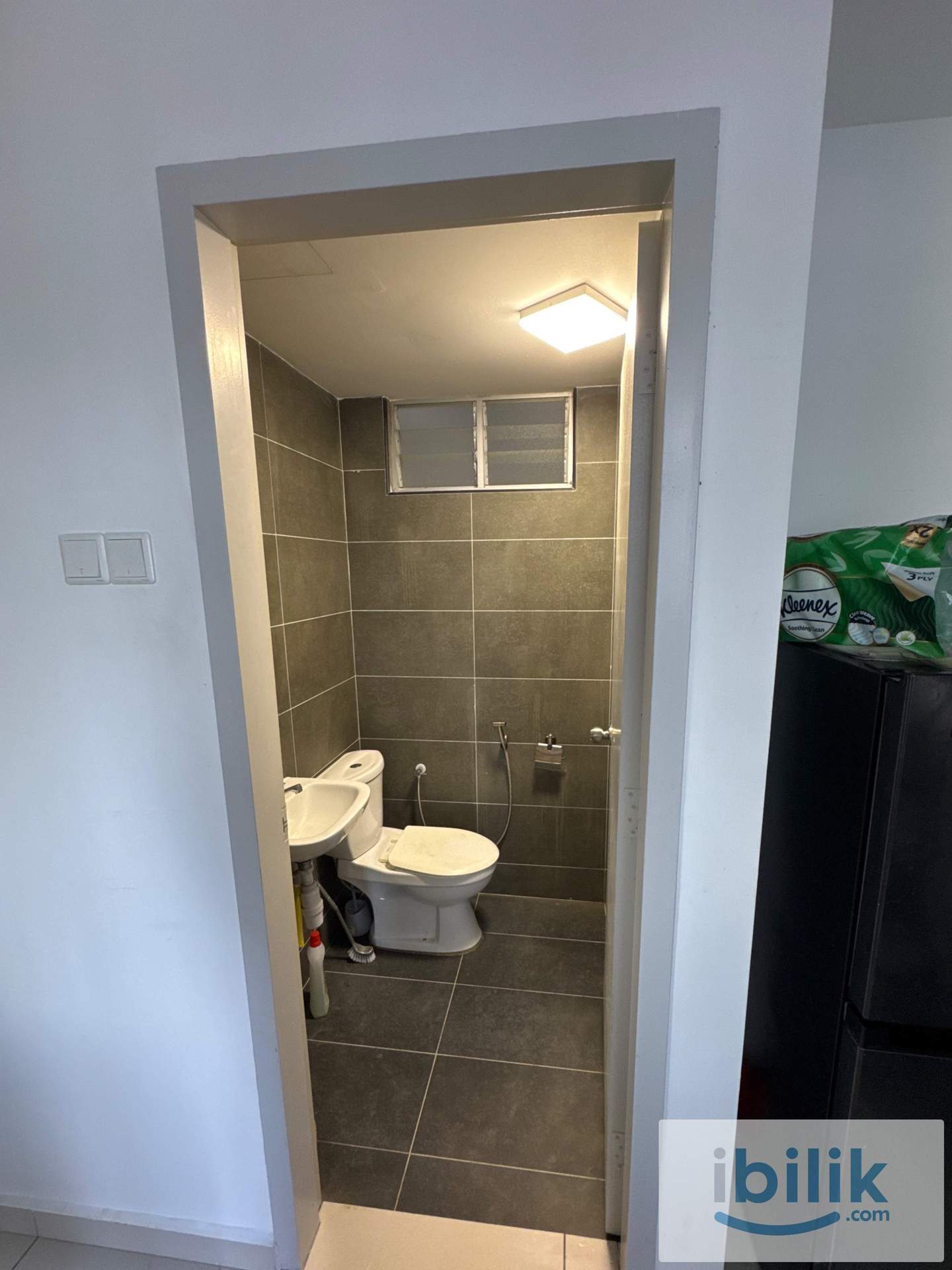 Single Room with Private Room - Image 4