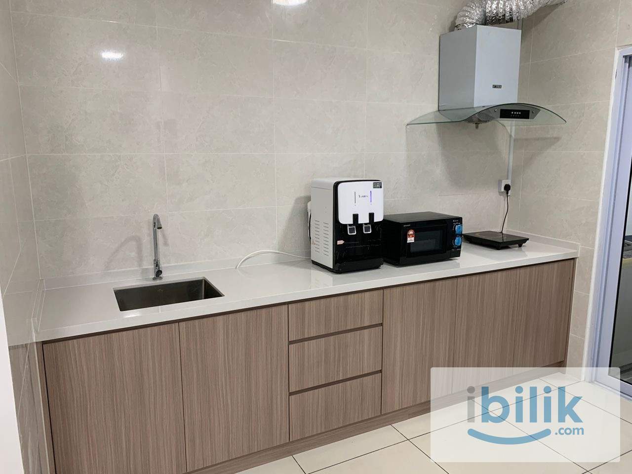 Medium room fully furnished for rent. Walking distance to LRT - Image 5