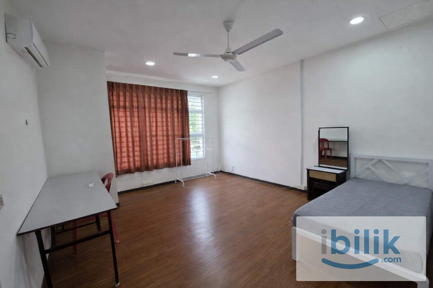 🔥 Spacious Master Room with Private Bathroom 📍Kemuning Utama 🏡 | 🚗 3–5 mins to Lotus’s Bukit Rimau 🛒 - Image 1