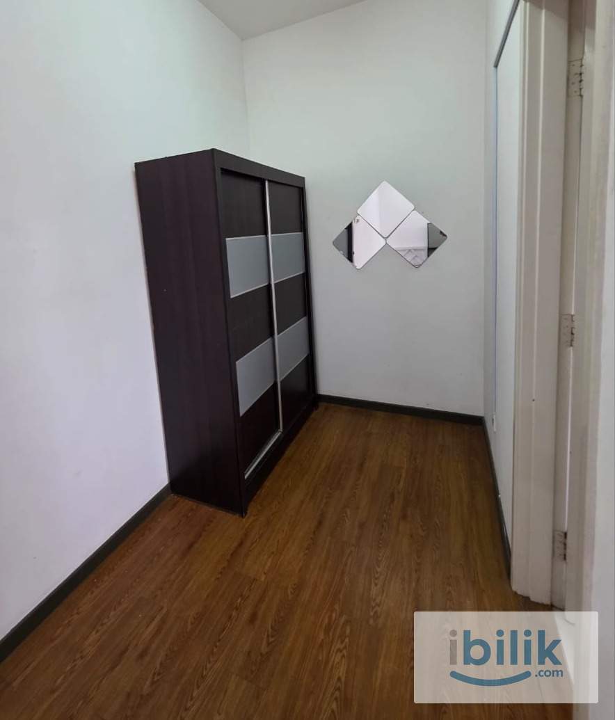 🔥 Spacious Master Room with Private Bathroom 📍Kemuning Utama 🏡 | 🚗 3–5 mins to Lotus’s Bukit Rimau 🛒 - Image 3
