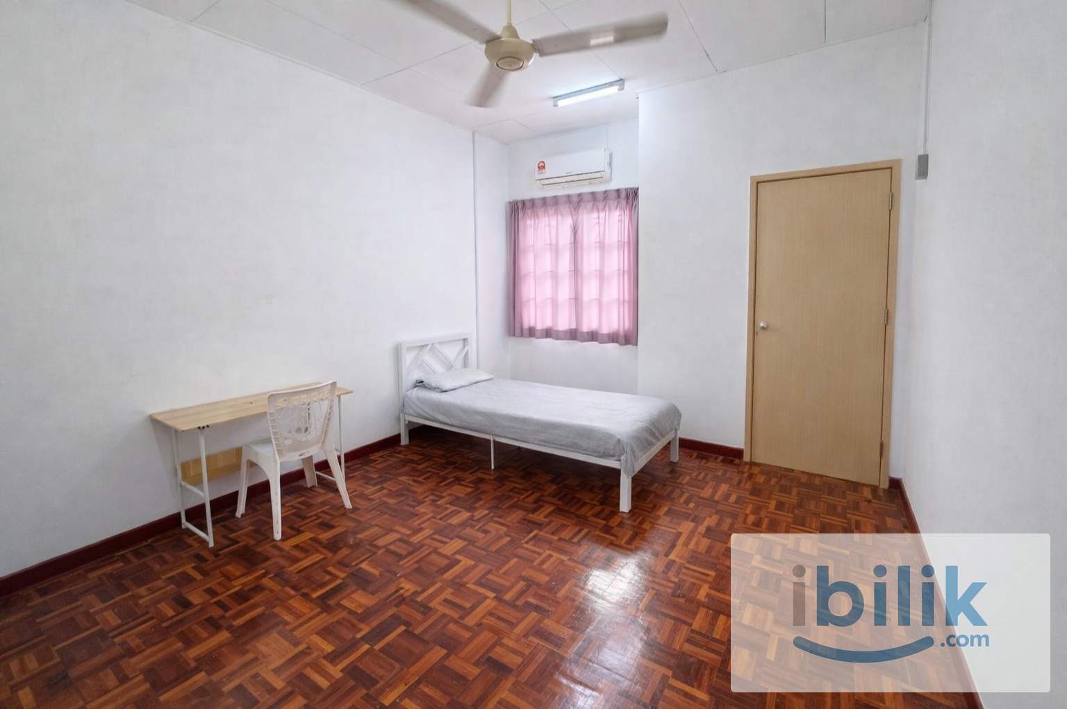 🚗 5 mins to Kota Kemuning Commercial Area 🏢 | 🏡 Furnished Medium Room Near Lotus’s 🛒 | ❄️ Aircond + Free WiFi 🛜 - Image 1