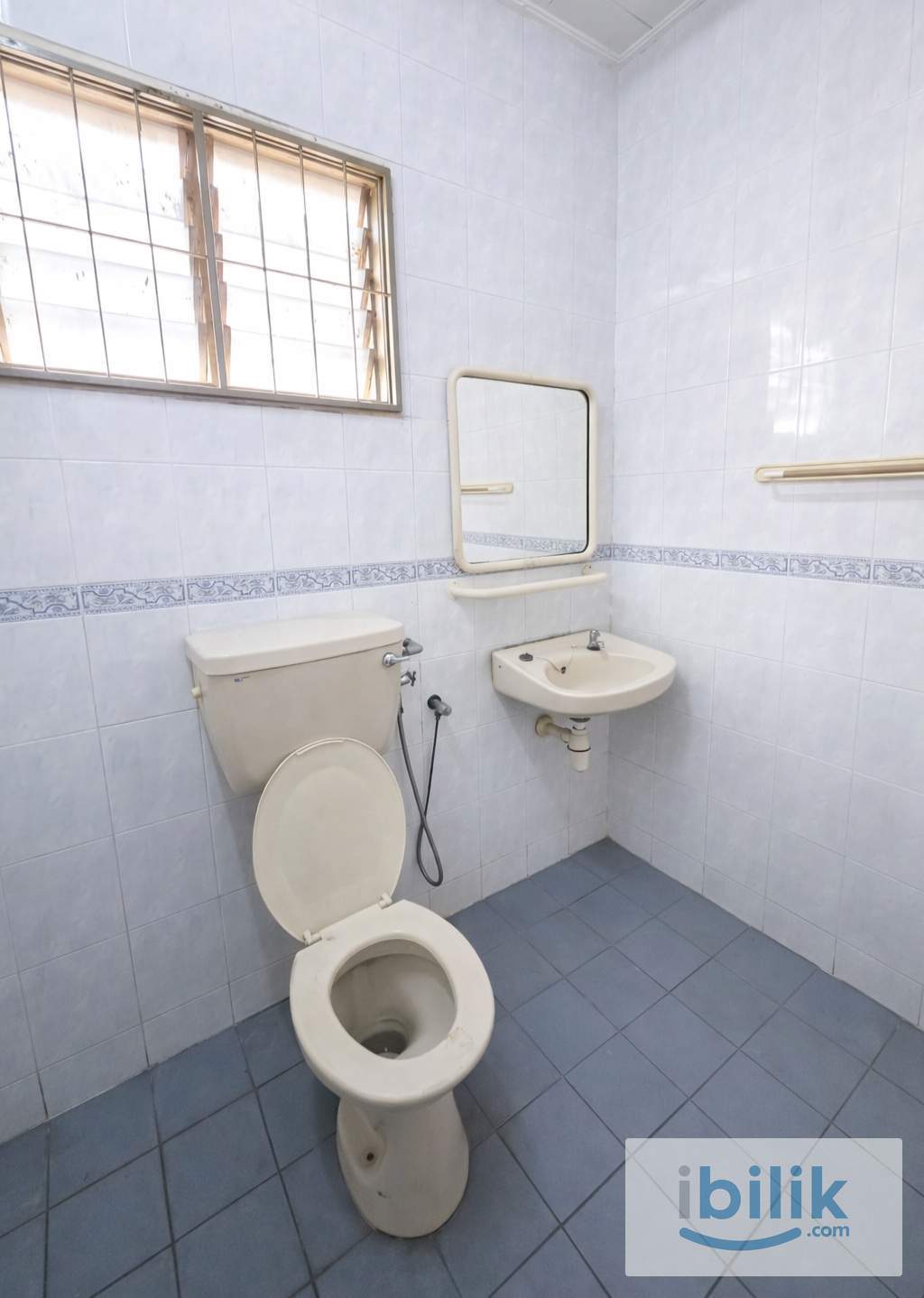 🚗 5 mins to Kota Kemuning Commercial Area 🏢 | 🏡 Furnished Medium Room Near Lotus’s 🛒 | ❄️ Aircond + Free WiFi 🛜 - Image 2