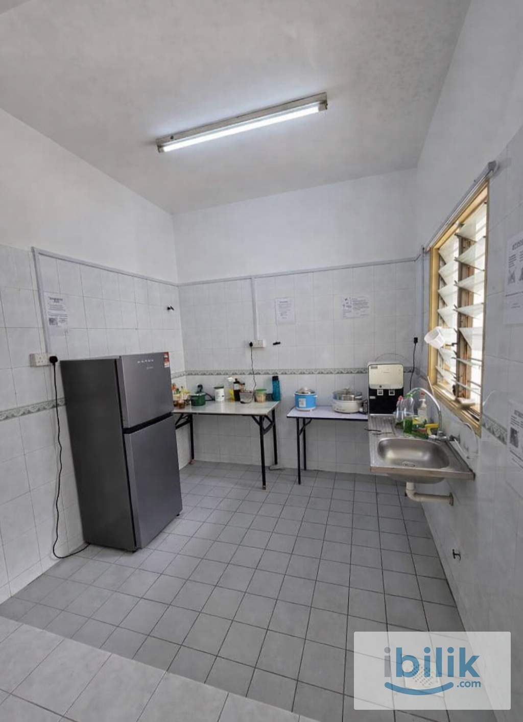 🚗 5 mins to Kota Kemuning Commercial Area 🏢 | 🏡 Furnished Medium Room Near Lotus’s 🛒 | ❄️ Aircond + Free WiFi 🛜 - Image 3