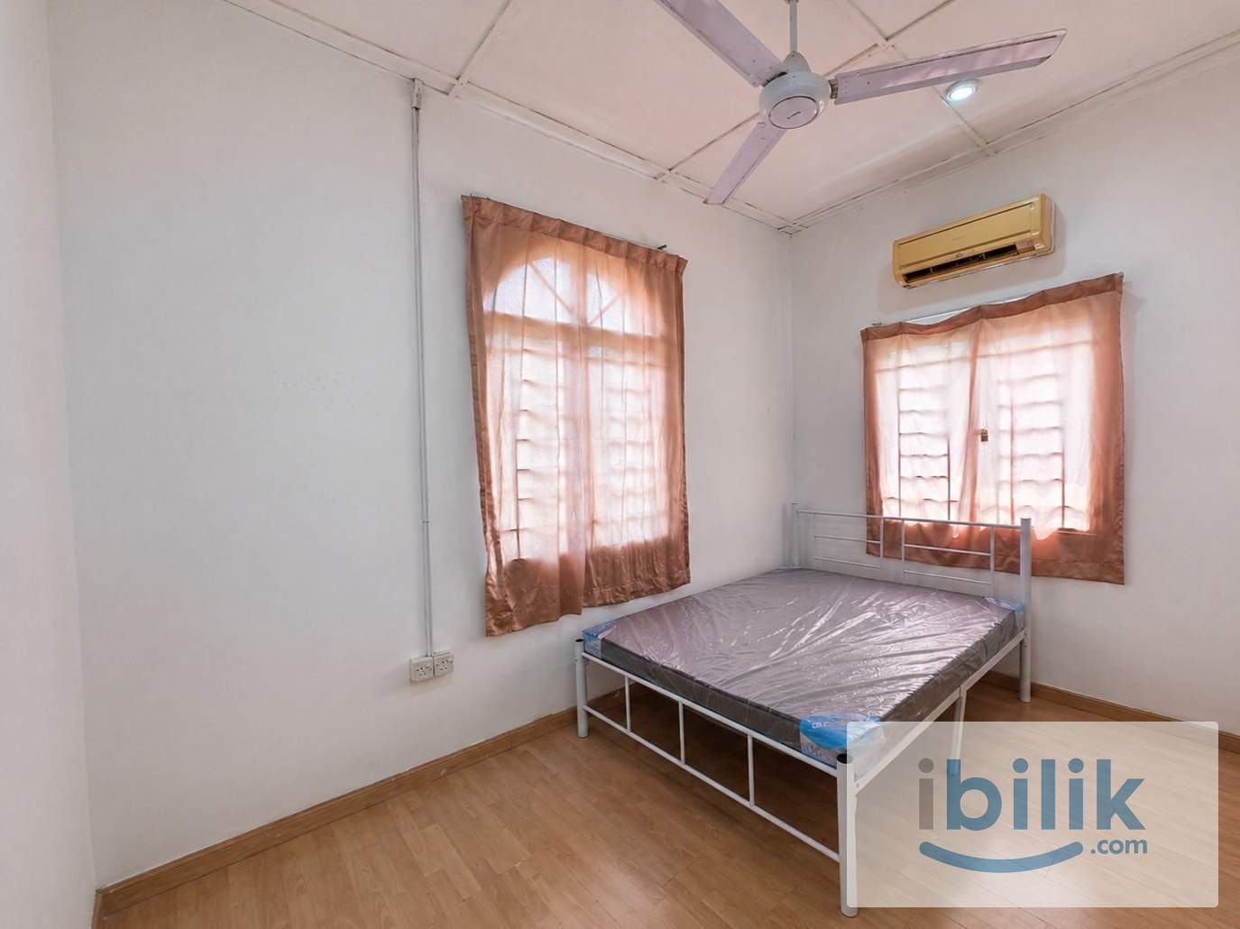 🔥 Queen Bed Room @ Bukit Rimau 🚗 3–5 mins to AEON & Lotus’s 🛒 | ❄️ Aircond + Window + Free WiFi 🛜 - Image 1