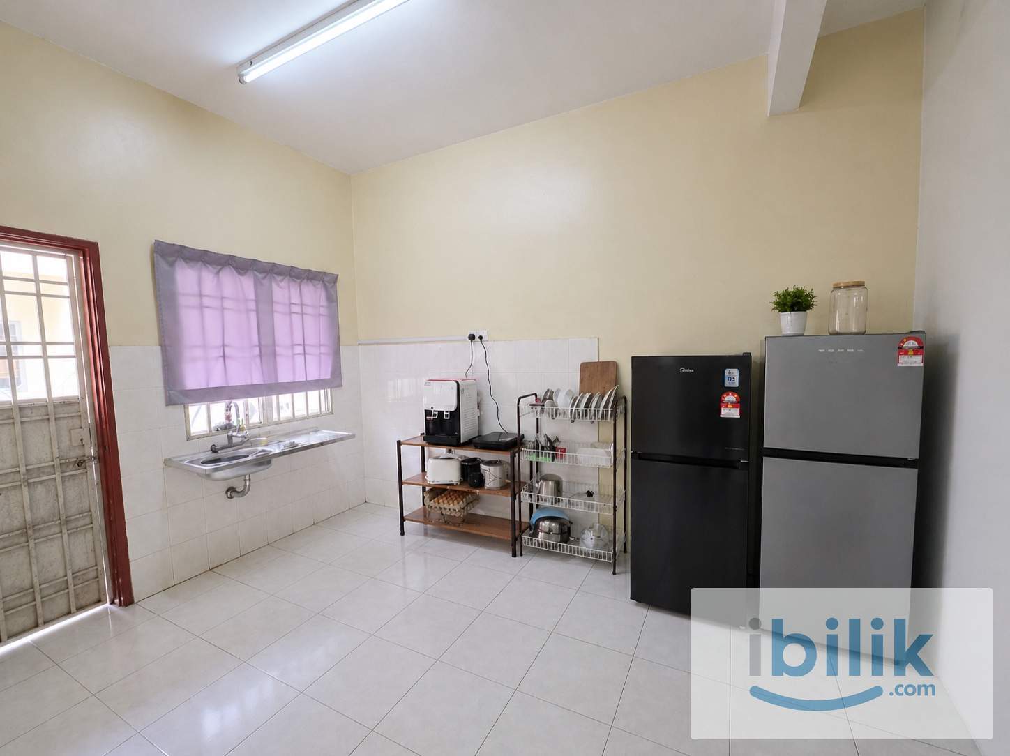 🔥 Queen Bed Room @ Bukit Rimau 🚗 3–5 mins to AEON & Lotus’s 🛒 | ❄️ Aircond + Window + Free WiFi 🛜 - Image 3