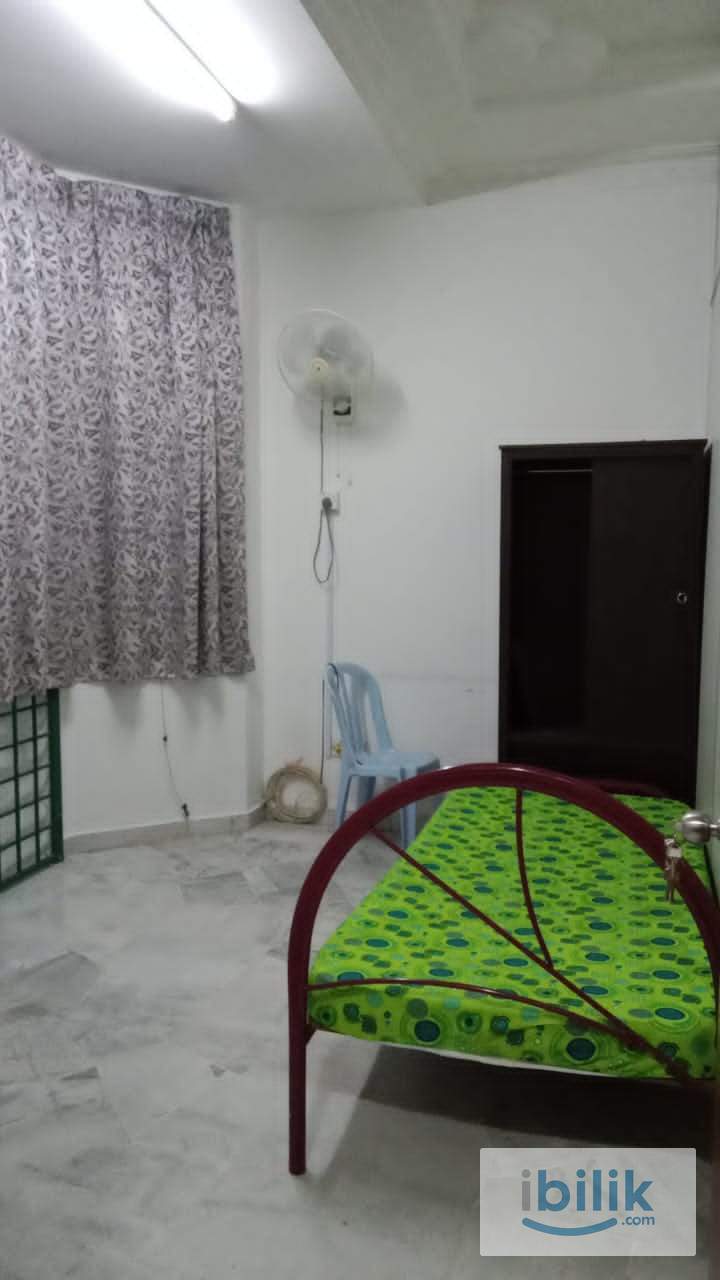MIDDLE ROOM - Image 1