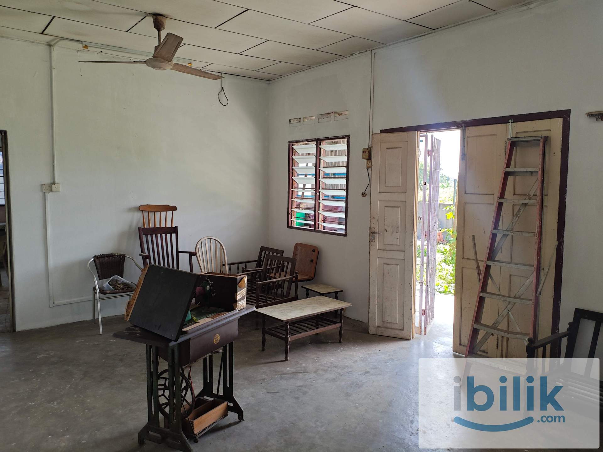 Bungalow Landed Old Kampung House (with Durian Tree) - Image 4