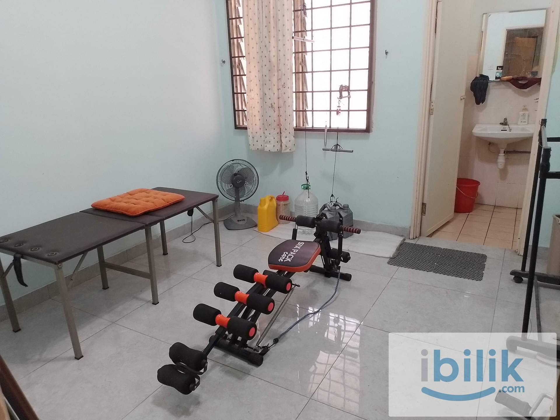 small room around 100 sq ft - Image 1