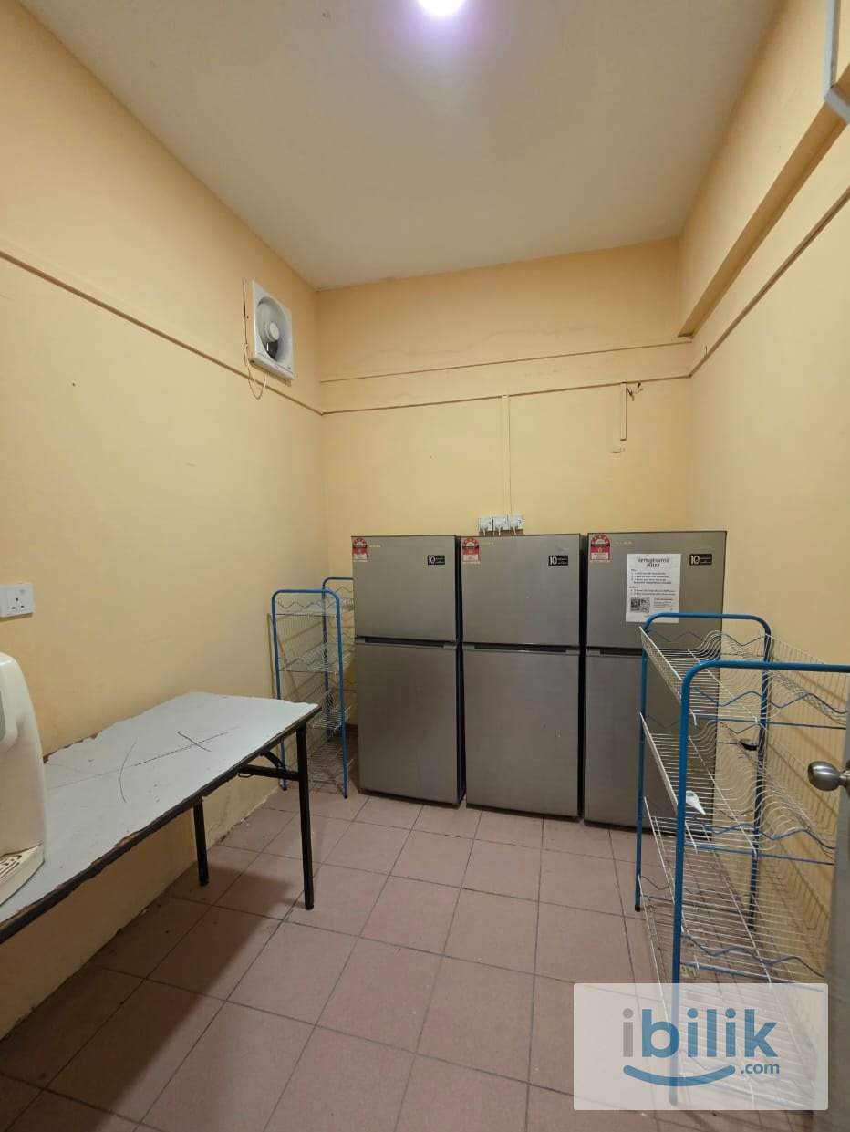 【Female Unit】Middle Room With Air Con🏨Kenari Puchong 🛠️Newly Renovated🚅2 Mins To【LRT】IOI Puchong Jaya - Image 1