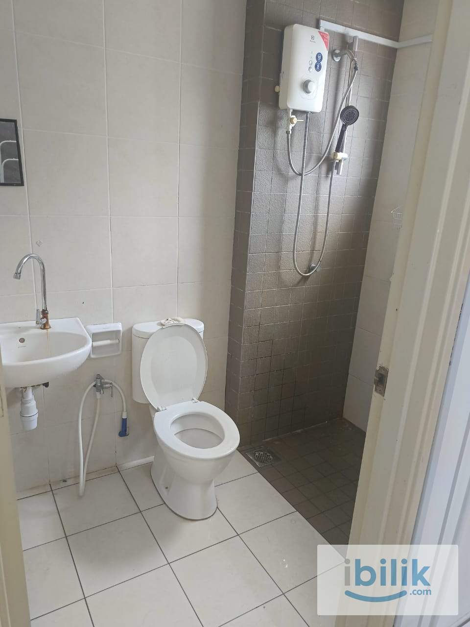 🏨Bandar 16 Sierra Puchong🚪Middle Room With Attached Bathroom 🏪 Near To Sierra Fresco & IOI Galleria @ 16 Sierra - Image 2