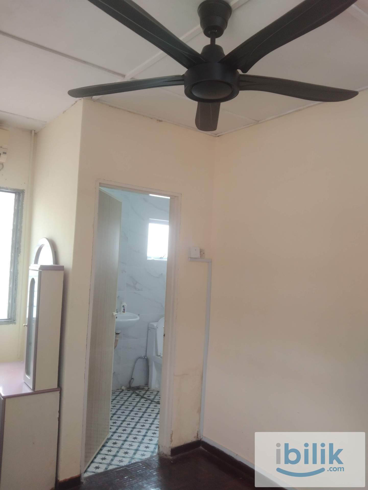 Master, Middle Room, Bandar Country Homes, Rawang, Selangor  - Image 10
