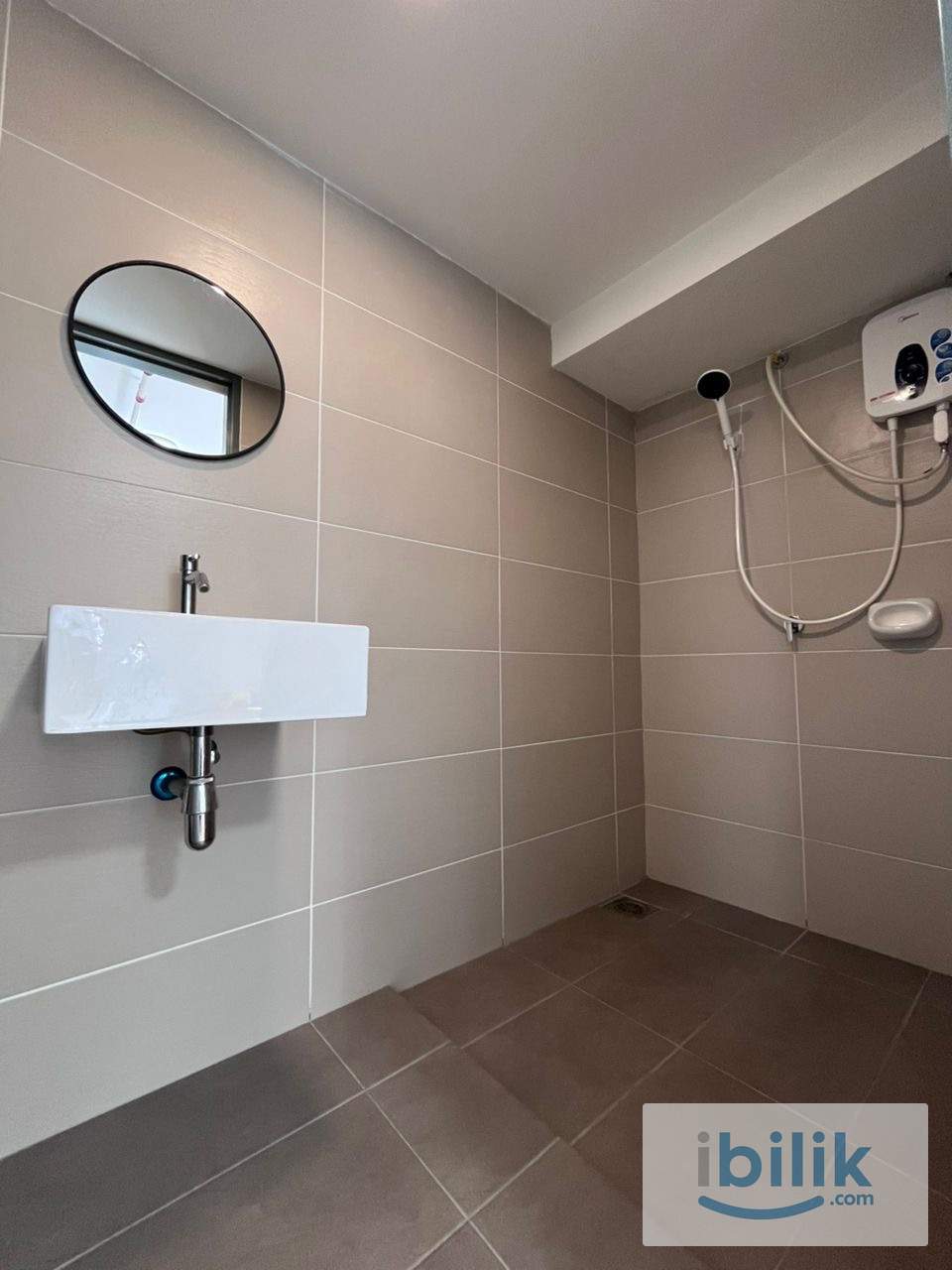 Room - Image 4