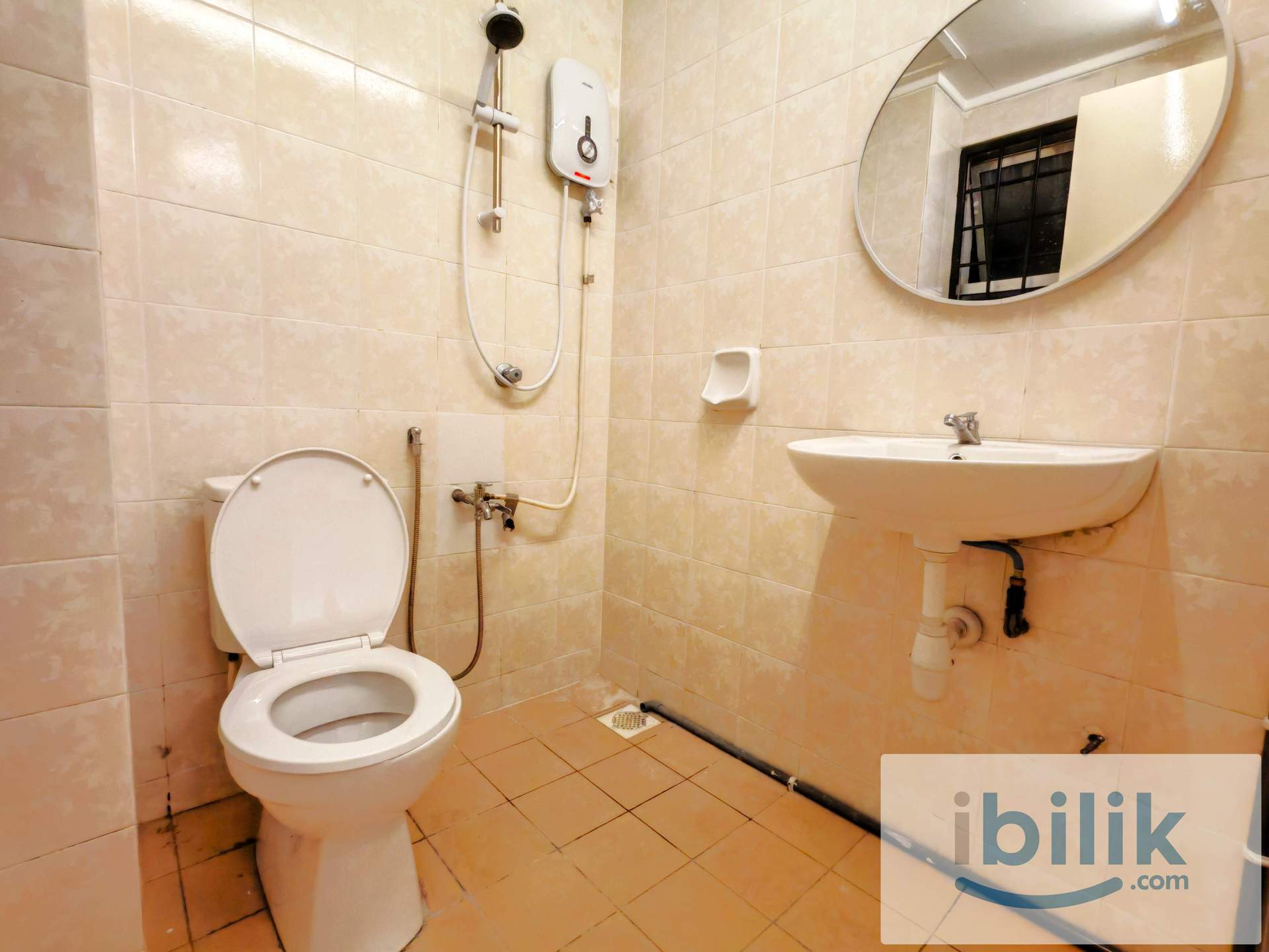 Ara Damansara Master Bedroom. Nearby LRT Kelana Jaya. Free WiFi electricity  - Image 4