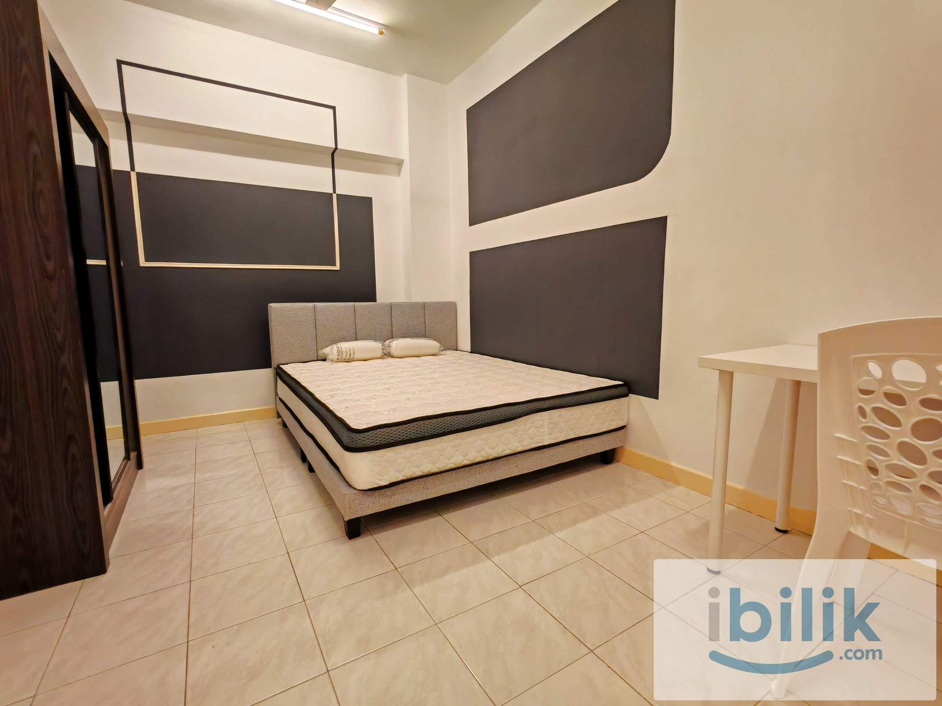 TTDI big middle bedroom. Nearby MRT TTDI. Free WiFi electricity  - Image 1