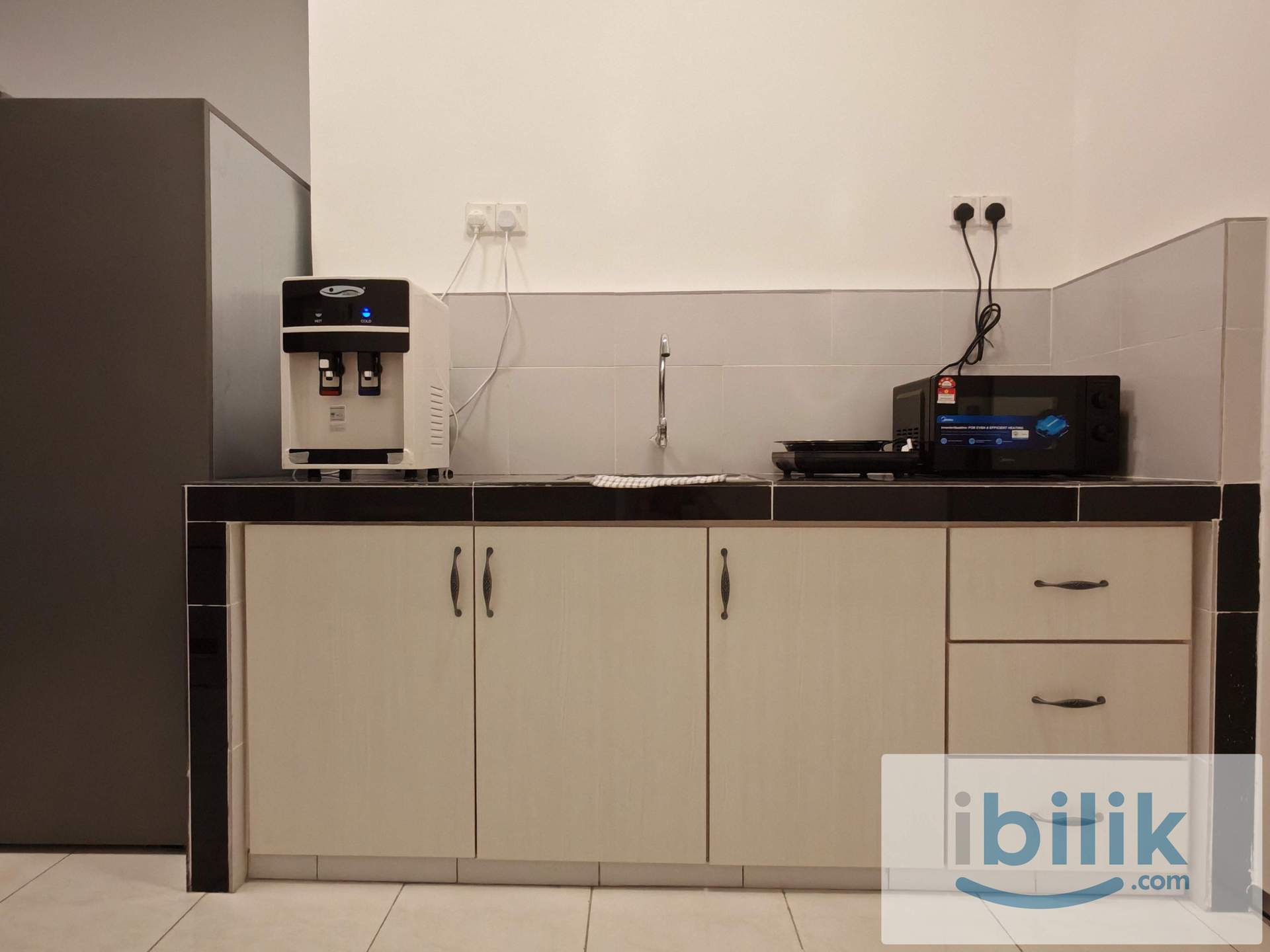 KLCC studio. Nearby LRT MRT KTM. Free WiFi water - Image 5