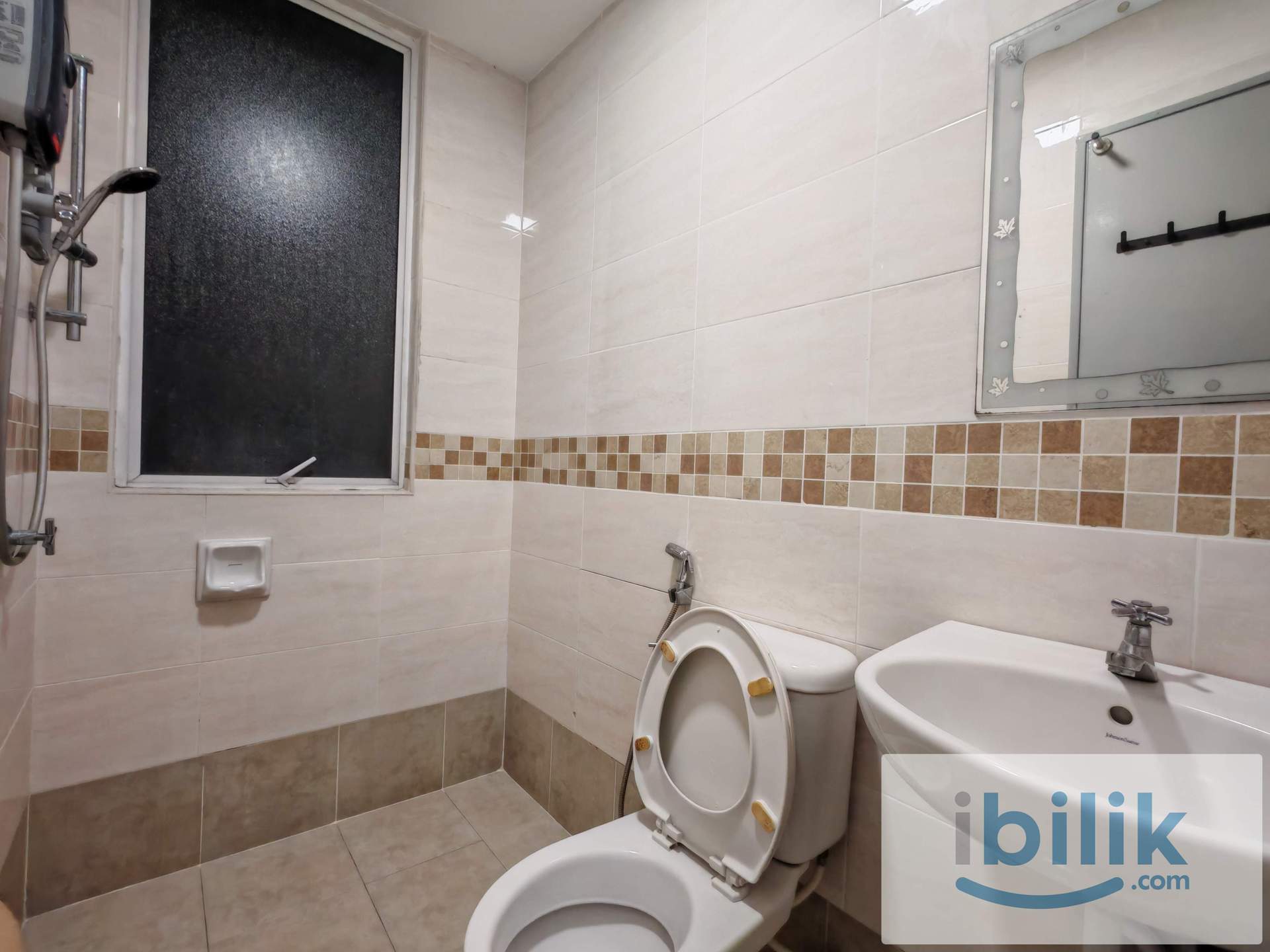 KLCC studio. Nearby LRT MRT KTM. Free WiFi water - Image 3