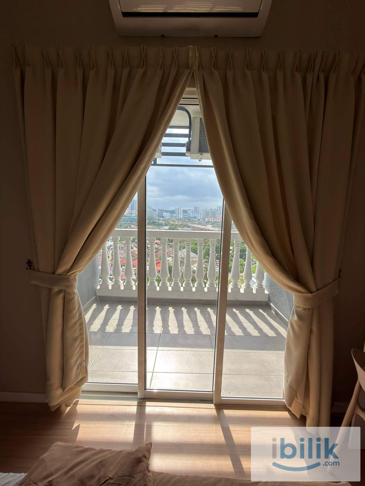 Small Medium Room w Balcony  - Image 3