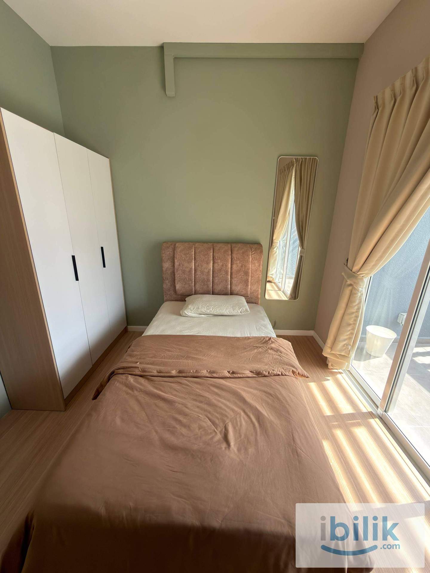 Small Medium Room w Balcony  - Image 4
