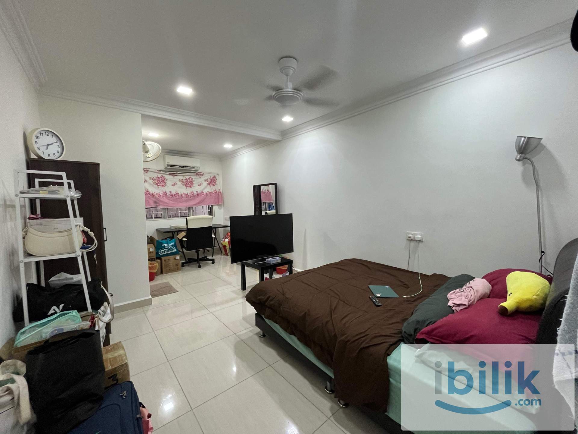 Middle Room with attached bathroom  - Image 7