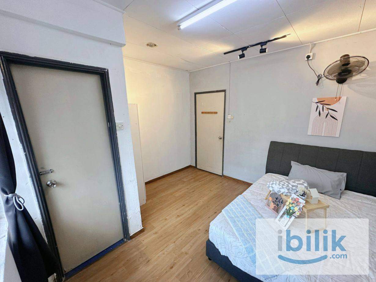  Female Medium Room with Attached Bathroom – RM8️⃣5️⃣0️⃣/month - Image 1