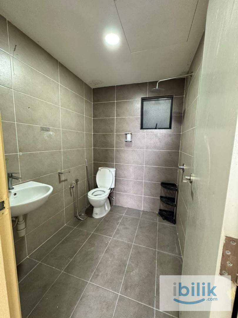 Master Room with Private Bathroom at The Green, 4, Jln Budiman 22/3, Seksyen 22, 40300 Shah Alam for Rent. - Image 5
