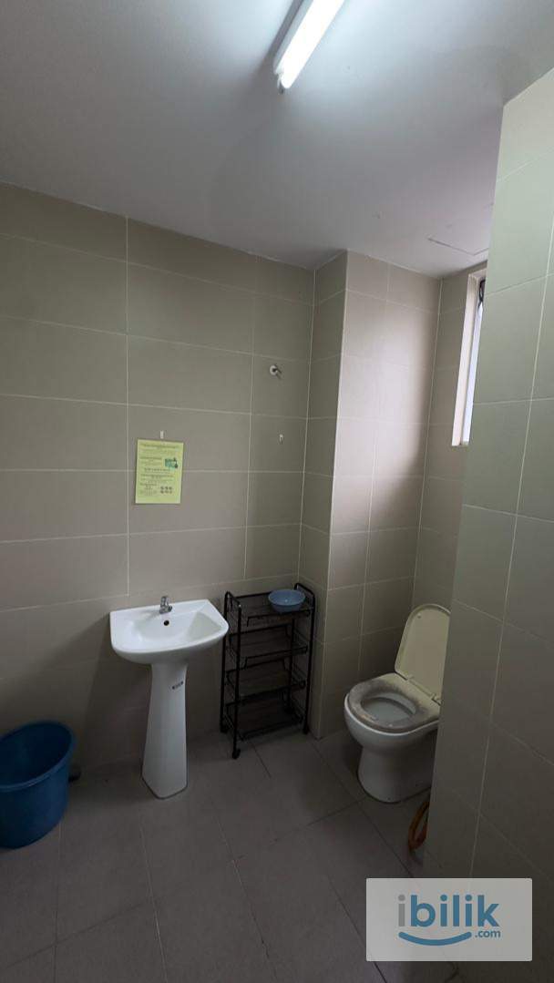 🏠 BILIK SEWA MASTER  ❄️🌀 KIPAS & AIRCOND | 🚿 PRIVATE TOILET | 🛋️ QUEEN BED - Image 3
