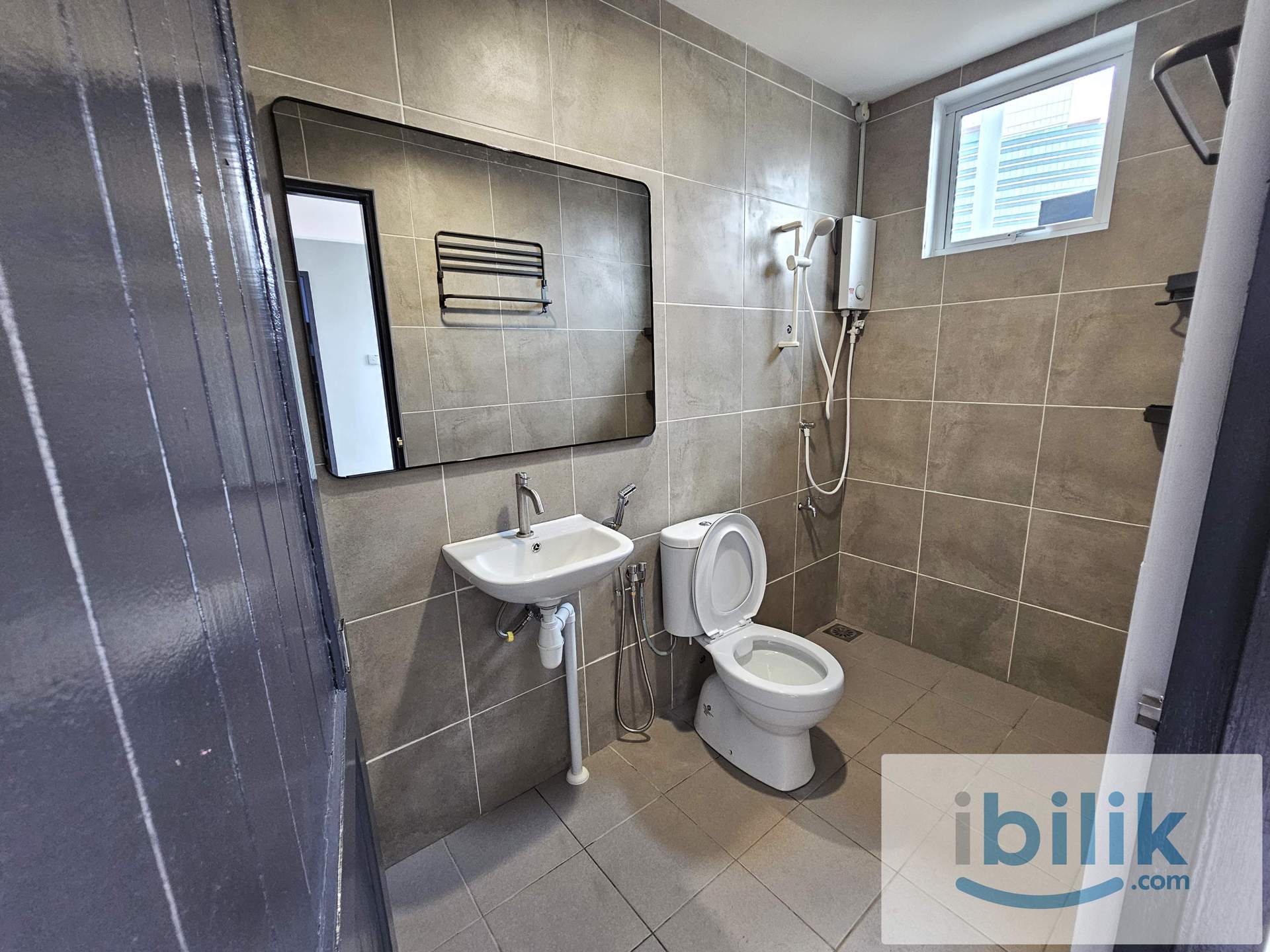 Room 421 shared bathroom near ICOM Square & Hock Lee Centre Kuching - Image 3