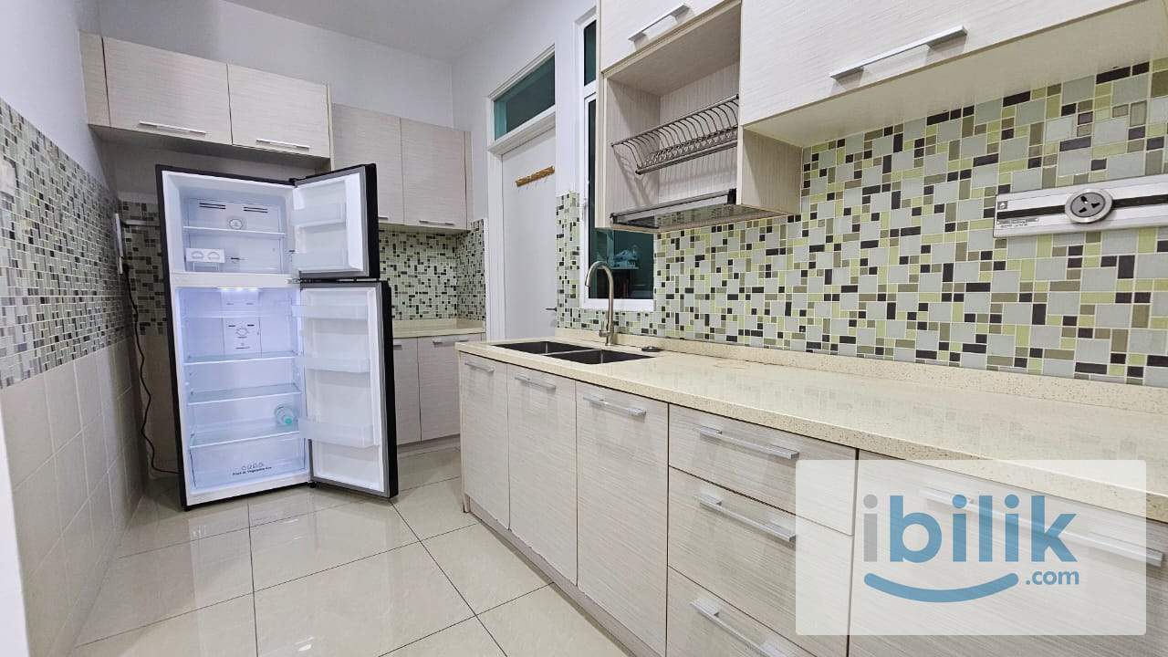 [FEMALE ONLY] Balcony Bedroom with HALAL ONLY kitchen [FREE WIFI & CLEANING]   - Image 4