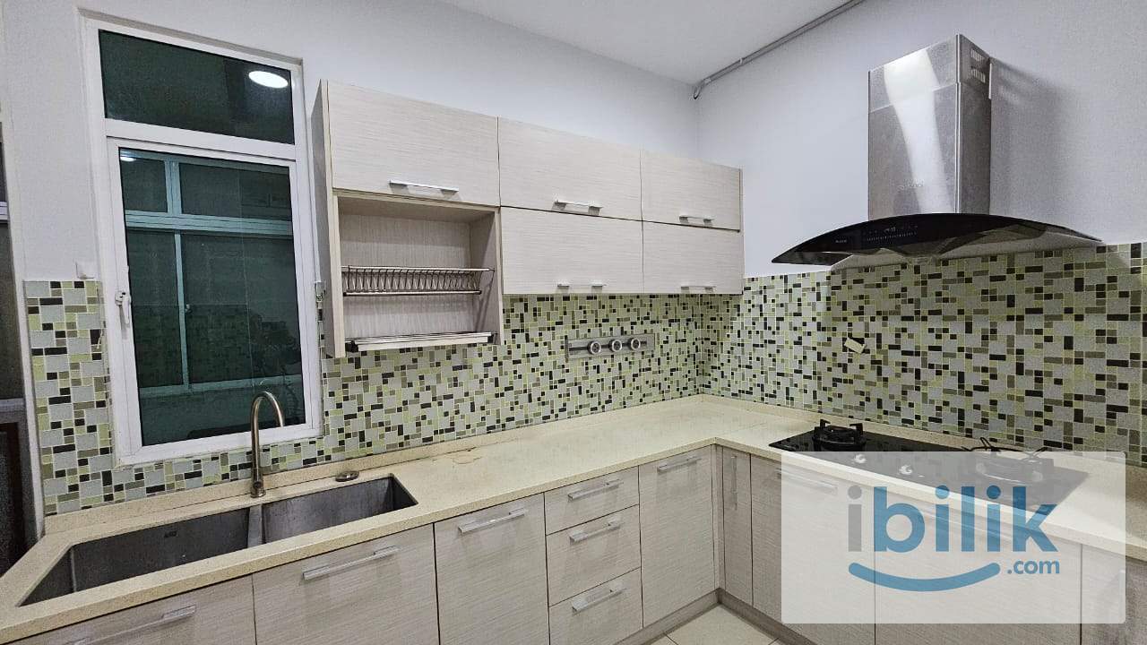 [FEMALE ONLY] Balcony Bedroom with HALAL ONLY kitchen [FREE WIFI & CLEANING]   - Image 5