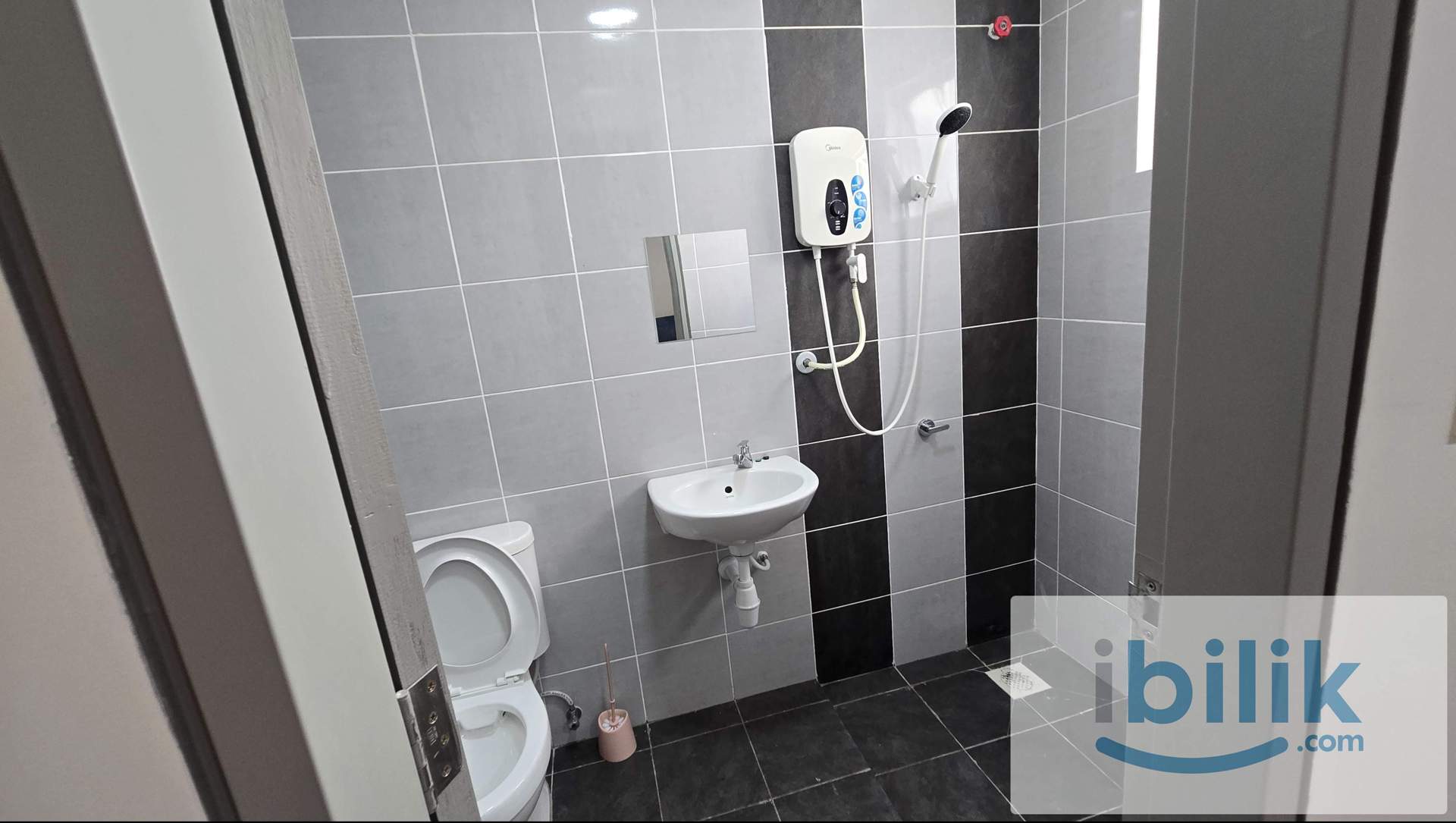En-Suite Room | Private bathroom | Idaman BSP | Move In Ready - Image 4
