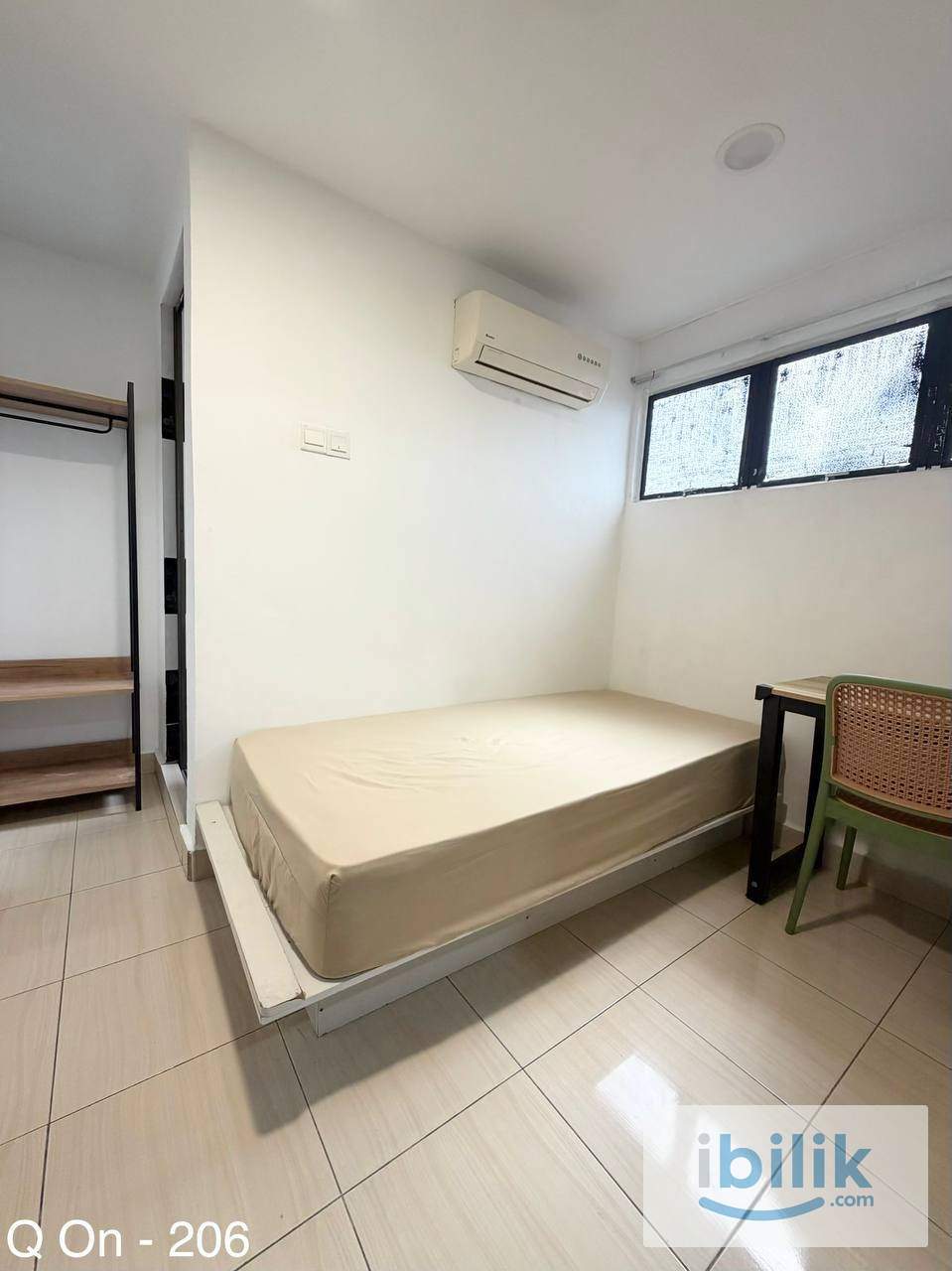 🛏️✨ Cozy Queen Room @ Q On Hotel Seri Kembangan ✨🛏️🚅 Near Serdang Jaya MRT - Image 1