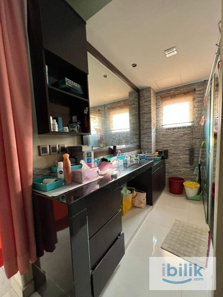 Extra Large Master Bedroom for Rent - Image 4