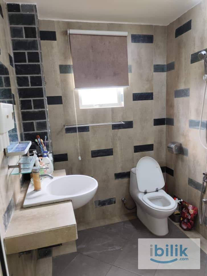 Large Bedroom with attached bathroom for rent - Image 2