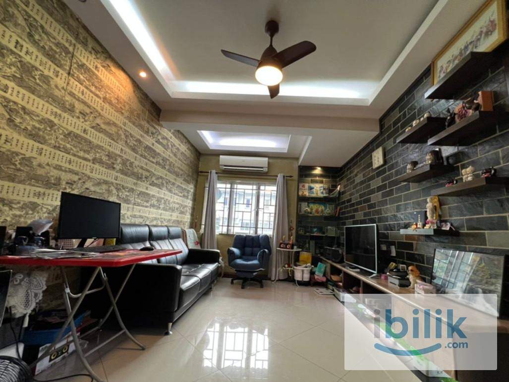 Large Bedroom with attached bathroom for rent - Image 9