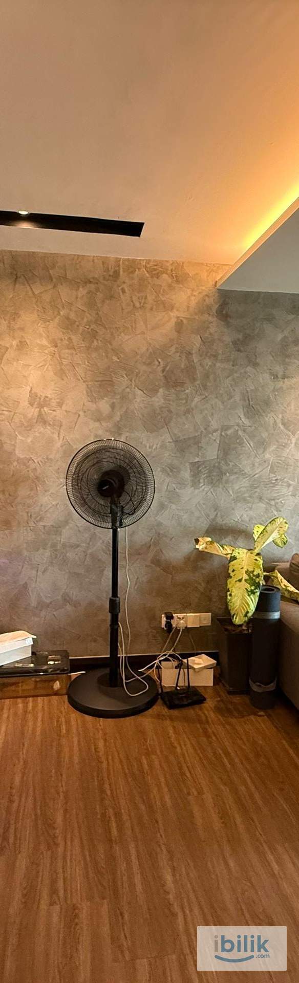 Middle Room at 121 Residence, Bandar Utama Kayu Ara Near LRT - Image 1