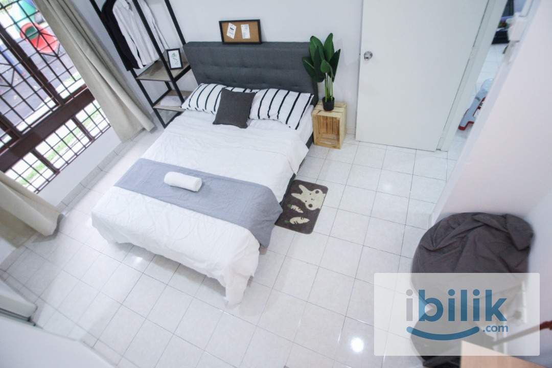 Walking Distance to MRT🚆Master kingbedroom with private bathroom✅ windows and AC located in Palm spring, Kota damansara - Image 4