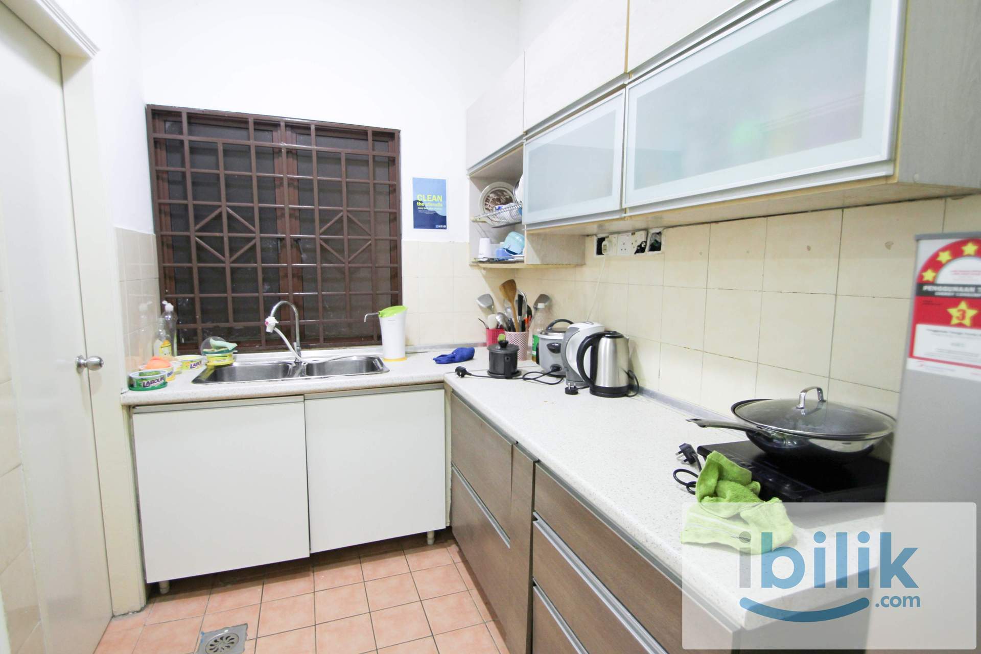 Walking Distance to MRT🚆Master kingbedroom with private bathroom✅ windows and AC located in Palm spring, Kota damansara - Image 9