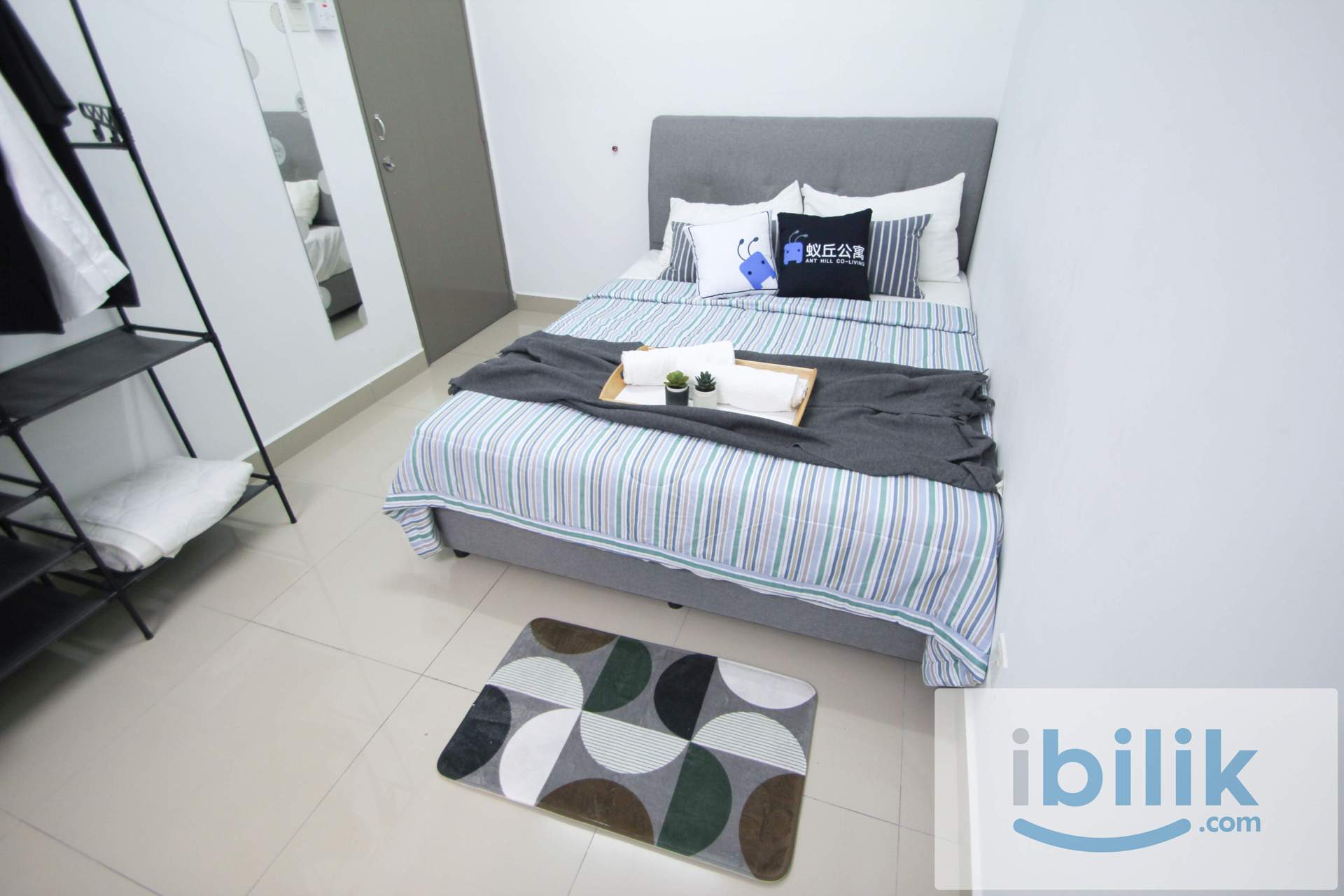 Walking distance to MRT🚆Beside SEGI UNI🏬Ori Middle Queenbedroom with window and AC LOCATED in Casa residenza, KD - Image 1