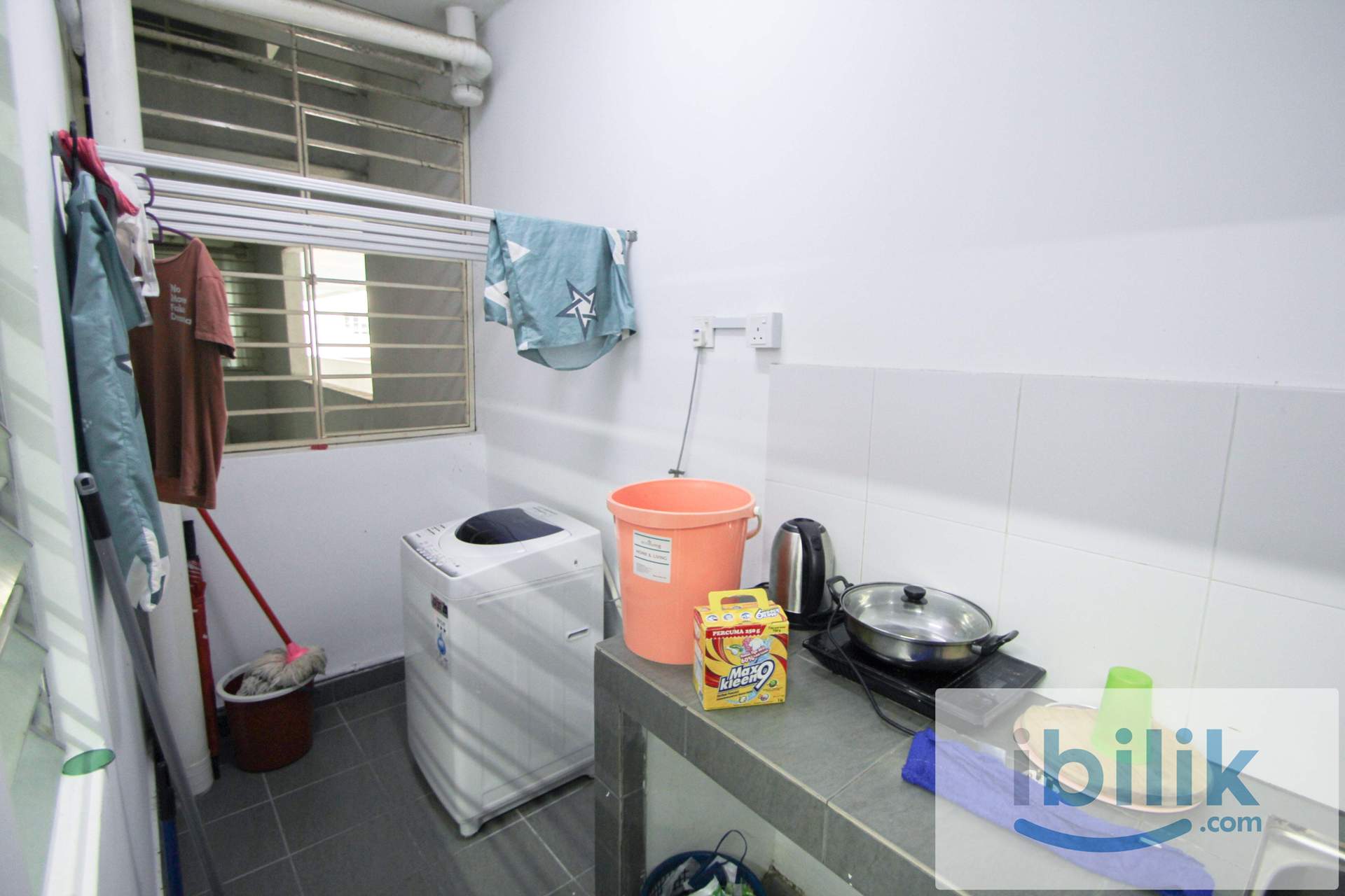 Walking distance to MRT🚆Beside SEGI UNI🏬Ori Middle Queenbedroom with window and AC LOCATED in Casa residenza, KD - Image 3
