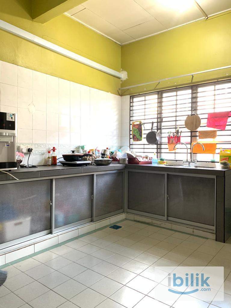 Including Car park🚗Include Utilities✅Middle Queenbedroom with private bathroom and windows / AC  - Image 5