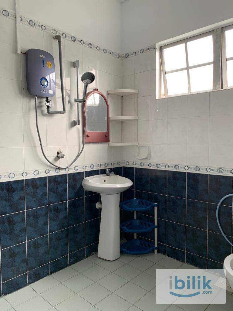 Including Car park🚗Include Utilities✅Middle Queenbedroom with private bathroom and windows / AC  - Image 6